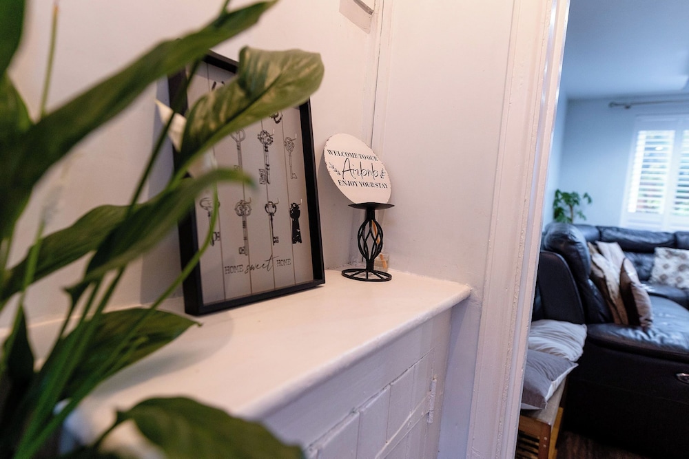 Beautiful Wythenshawe Home Near Airport With Garden & Parking Sleeps 5