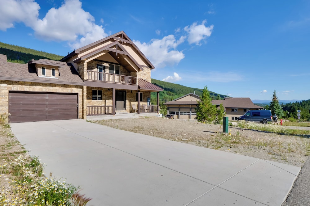 Hot Tub, Pool Table & Fireplaces: Blue River Gem