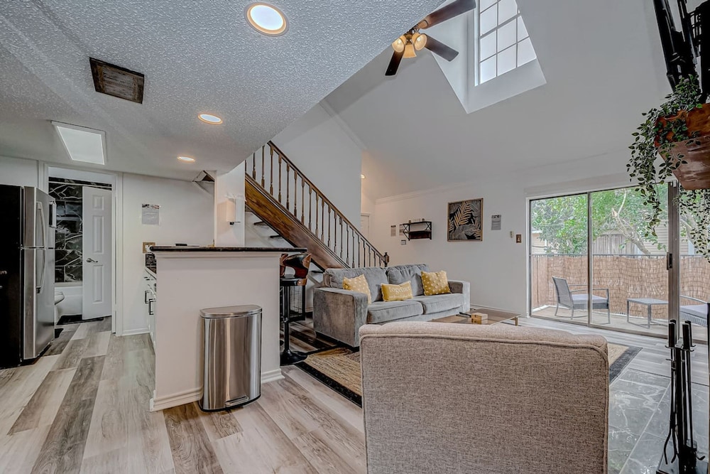 Upscale 1BR Condo in Med Center