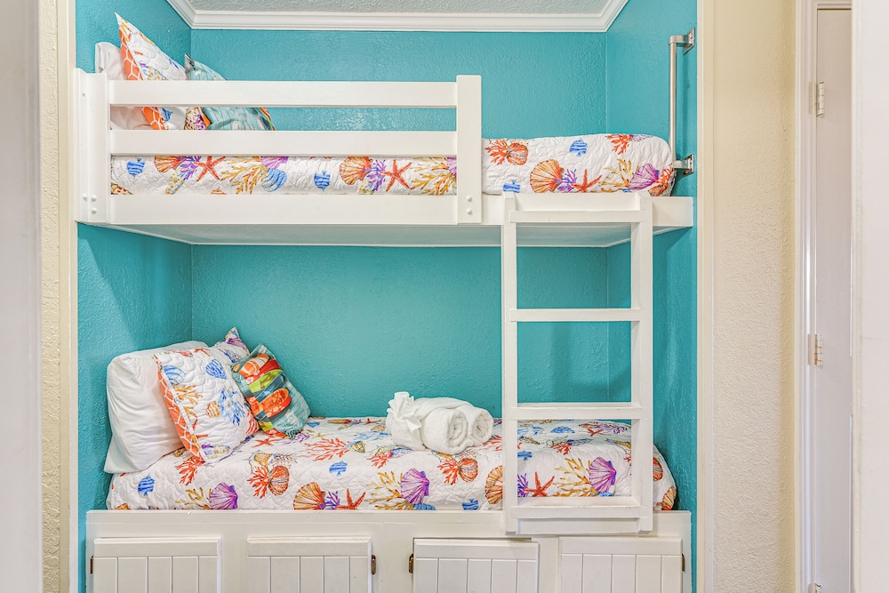 Stroll to Shore: Gem w/ Pool Access in Galveston