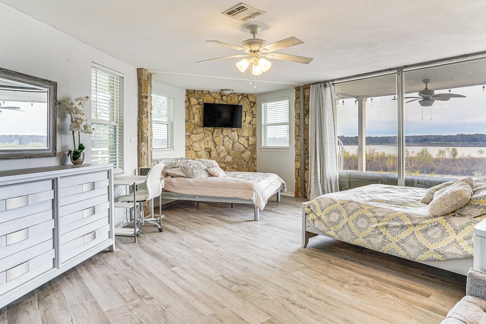 Lakefront Runaway Bay Retreat w/ Private Dock