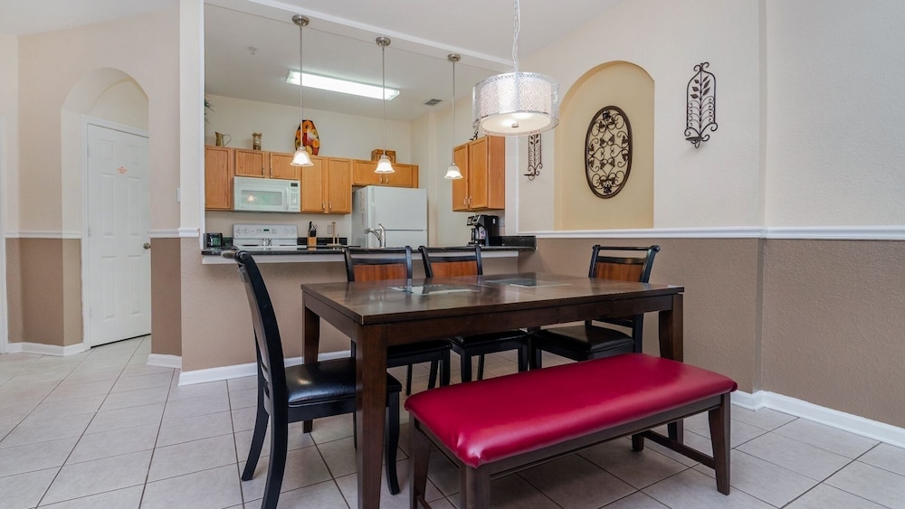 2 Massive Water Slides / Movie Theater / Fitness Center / Giant Kid's Splash Pad / Near To Disney 3 Bedroom Apts