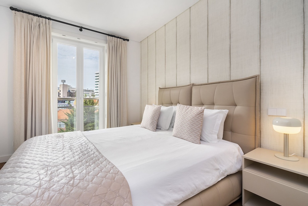 Urban Retreat: Downtown Luxury, Parking, Ac & Elevator
