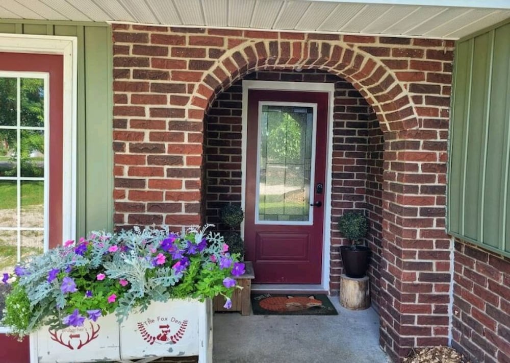 Family Friendly Cottage Walking Distance to Lions Head Beach