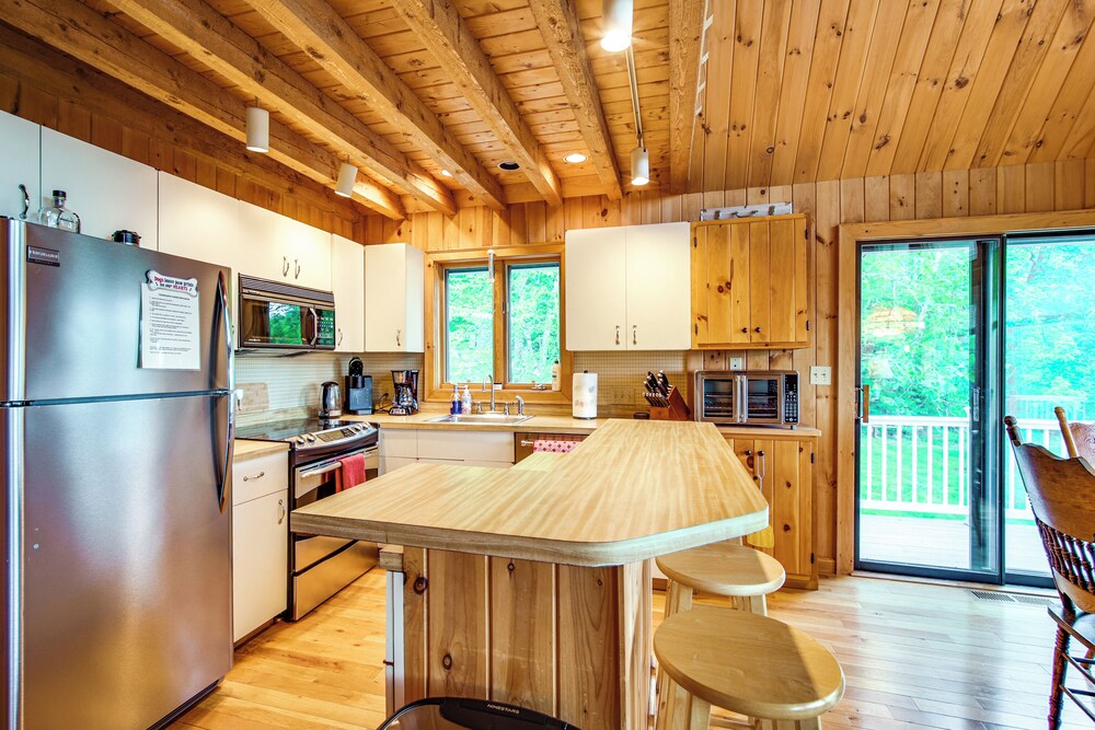 8 Mi to Okemo Mountain Resort: Mtn-view Retreat!