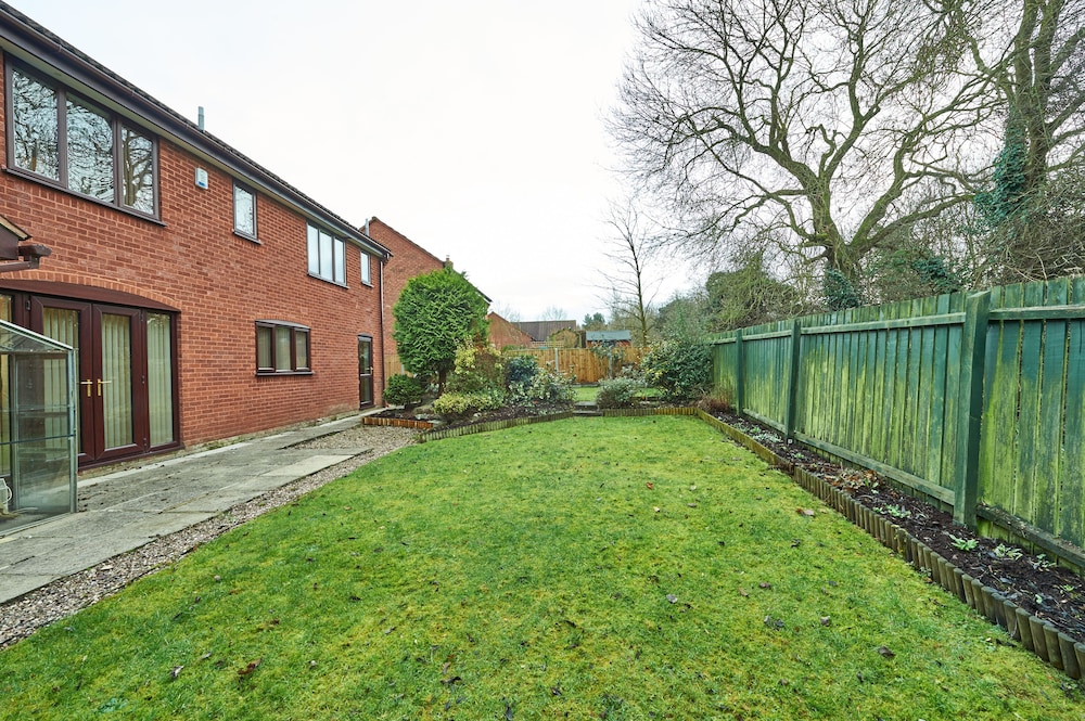 Northleigh House, Furzton, 6 Bedroom/5 Bathroom House
