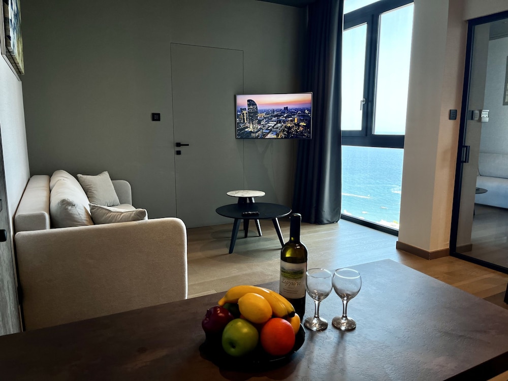 128 LIM - 2005 Stay Only Tower Suite