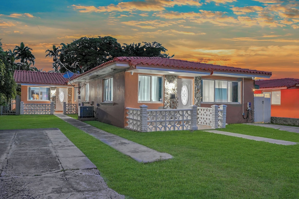 4 to 23 Guests GameRoom 2 Kitchens BAR BBQ