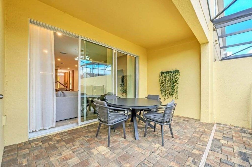 5 Bed 4.5 Bath Townhouse W/ Pool Solara 2307dist 5 Bedroom Townhouse