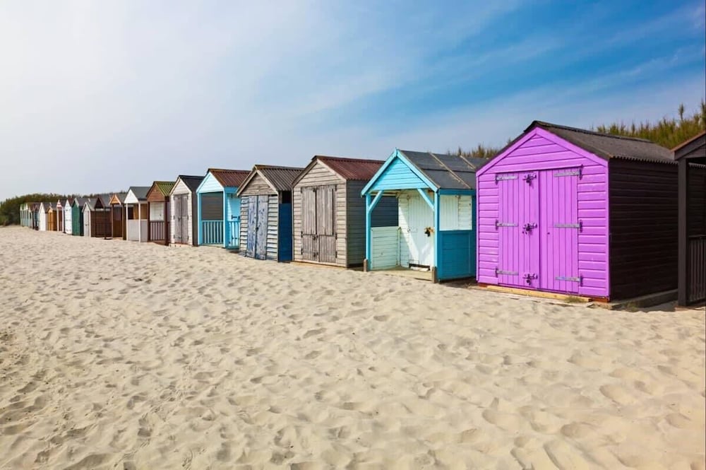 Newly Renovated Beachside Retreat for 10