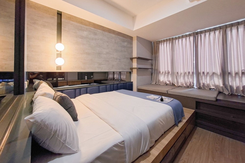 Well Furnished 1Br At Collins Boulevard Apartment