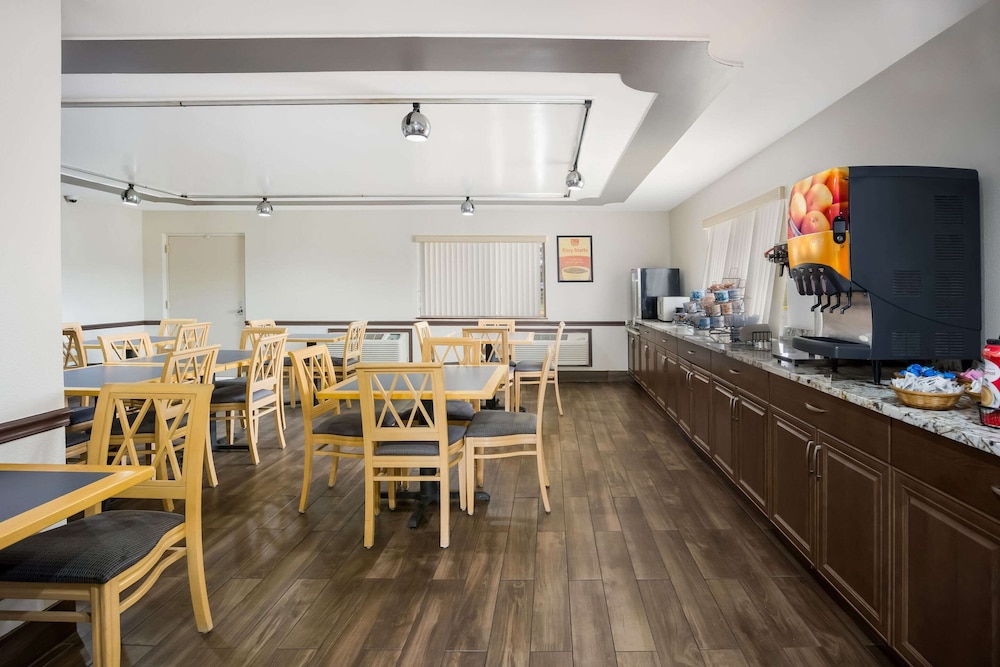 Econo Lodge Live Oak - Property Image 18