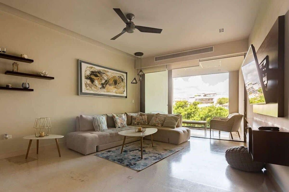 1 Br. Steps From the Beach Roof W/ocean View
