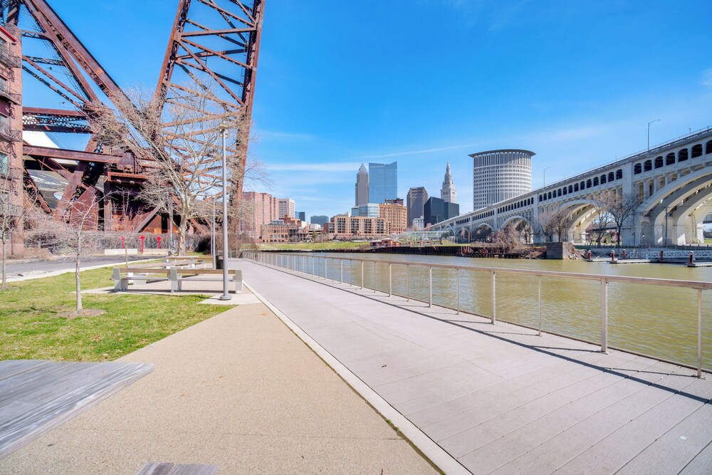 Luxe High-rise 2 Mi to Dtwn Cleveland: WFH Ready!