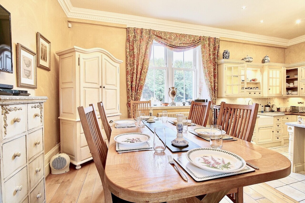 Duneira in Rhu With 7 Bedrooms and 4 Bathrooms view 2