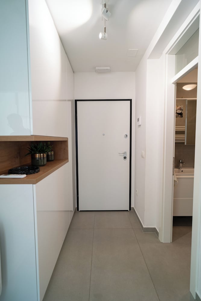 Apartment Wing 77