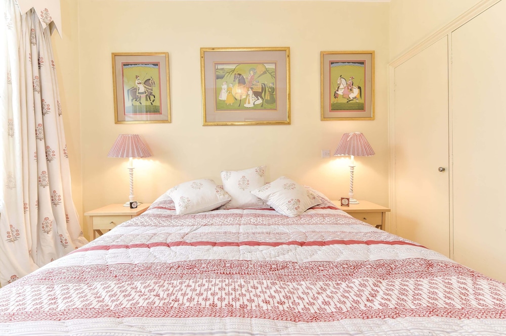 Smart 2 bedroom flat near Pimlico Tube