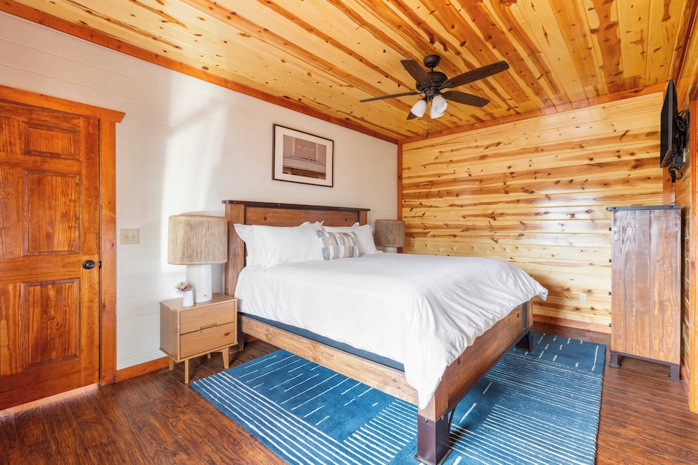 Sleeps 20! Indoor Pool & Home Theater Redesigned Boulder Ridge by Avantstay