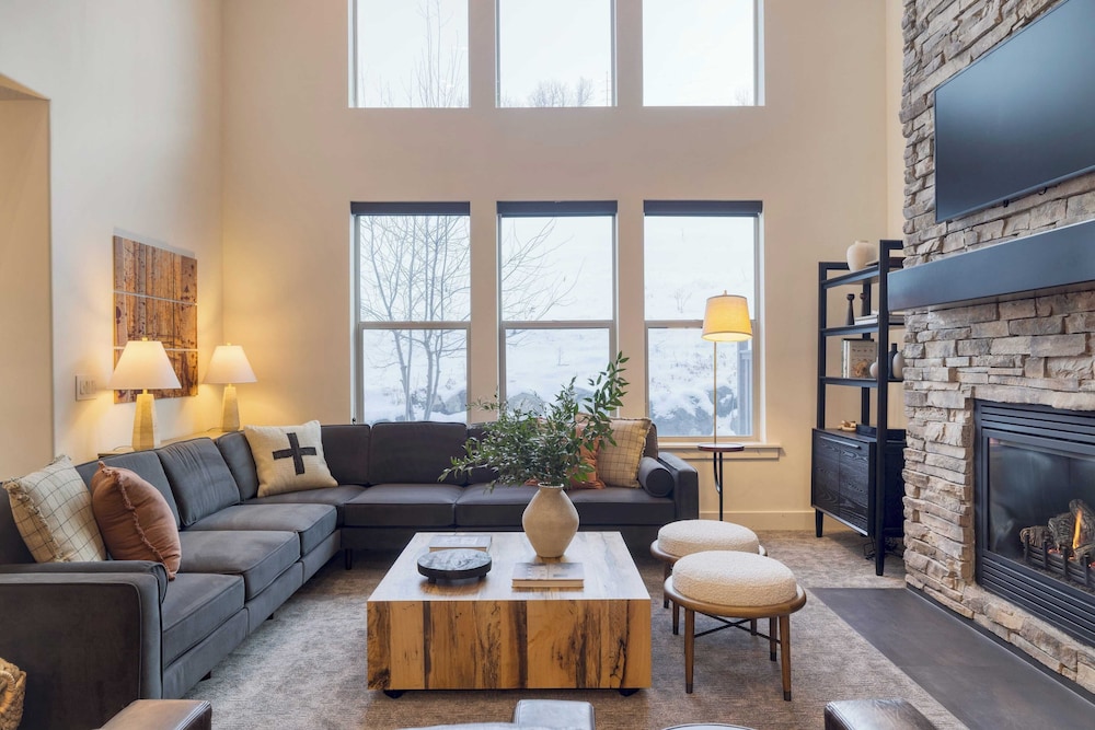 Abigail Drive Year-round Retreat w/ Hot Tub Near Trails + Historic Main St