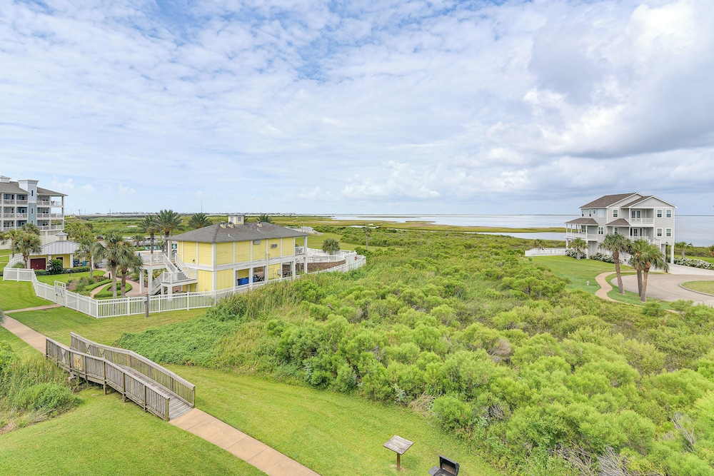 Walk to Beach: Condo w/ Bay View in Galveston