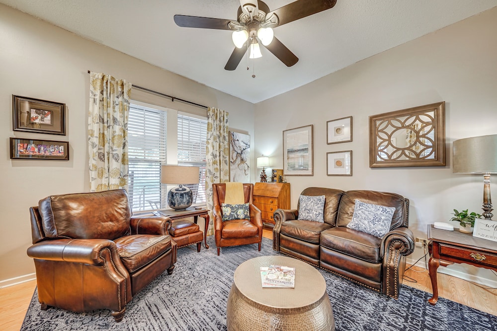 < 1 Mi to Dtwn Texarkana: Couple's Retreat w/ Yard