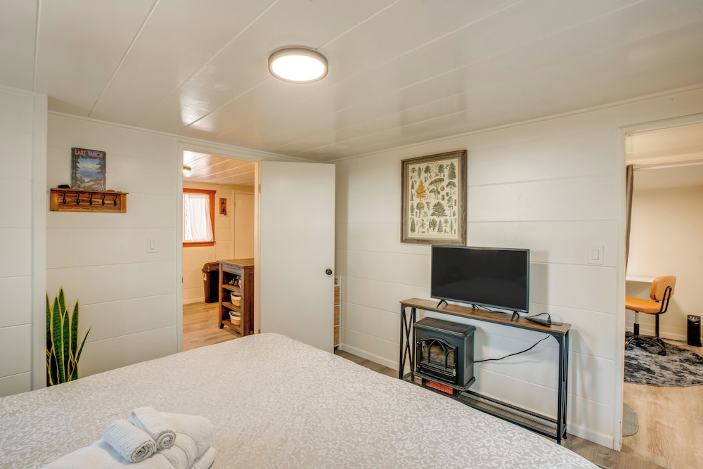 Walk to Beach: Dog-friendly Cabin in Glenbrook!