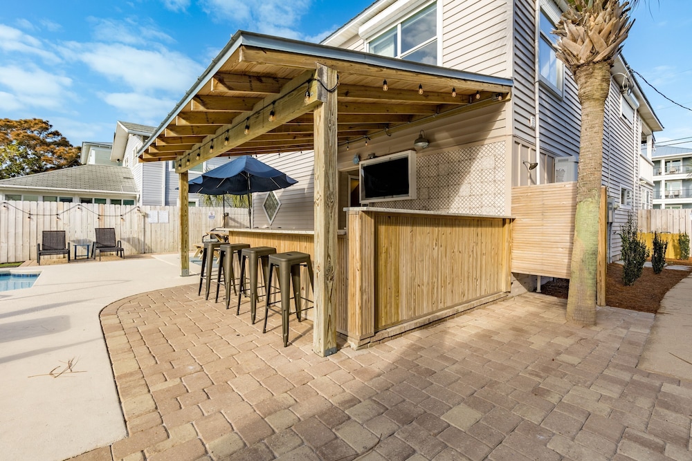 Destin Dolphin by Avantstay 2 Mins Walk To Beach w Pool Large Outdoor Entertaining Area