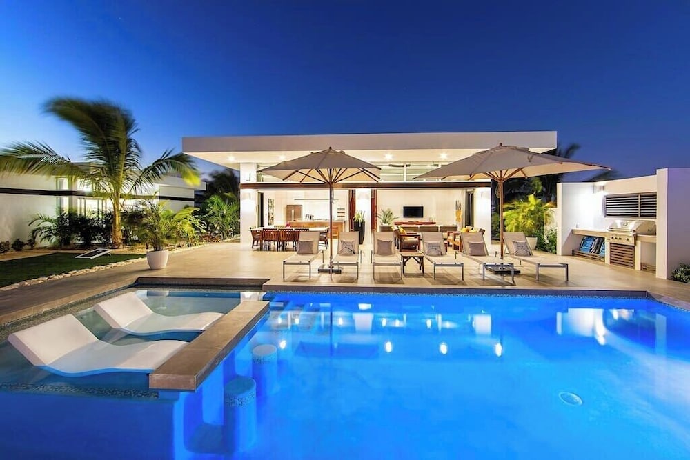 New Seaside Vacation Villa With Hotel Amenities v9