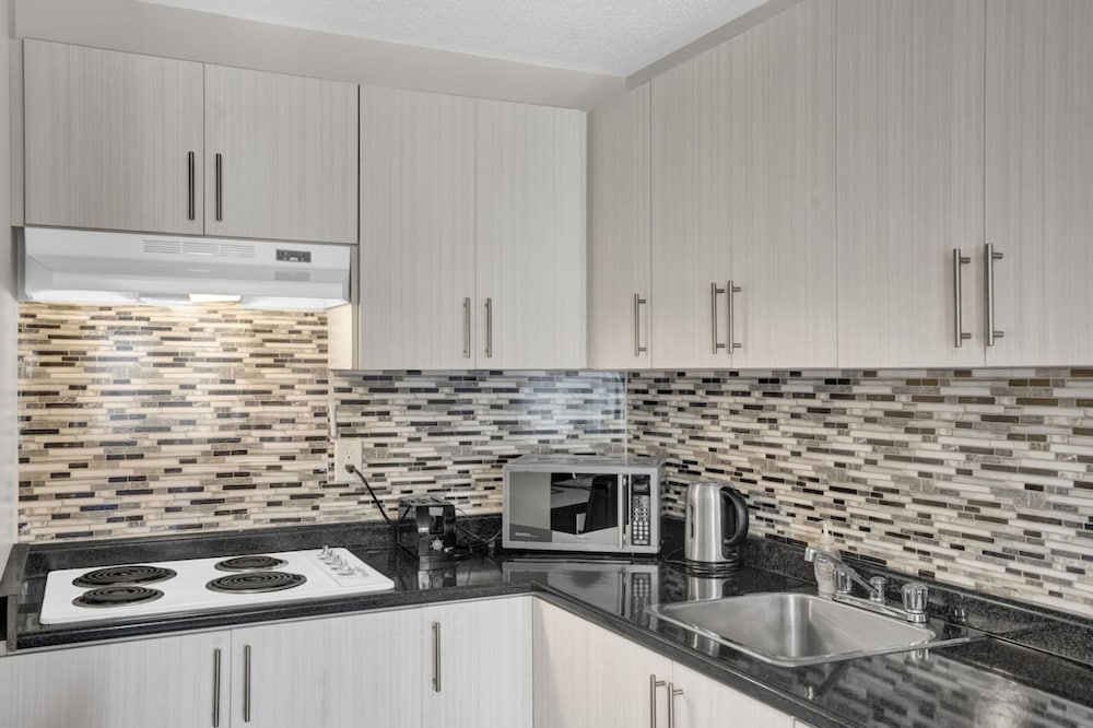 Stylish Mississauga Lower Unit BBQ Yard Paradise