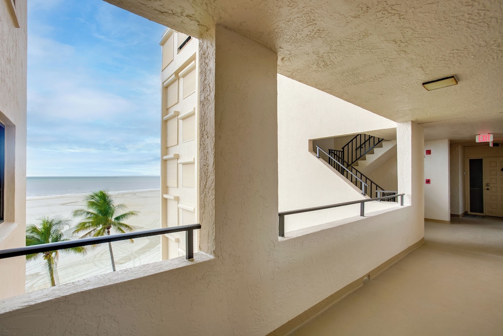 4 Mi to Lovers Key SP: Modern Condo w/ Ocean Views