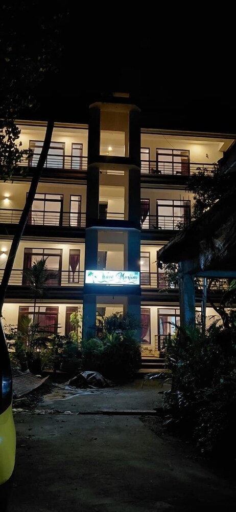 Wave Morjim Hotel