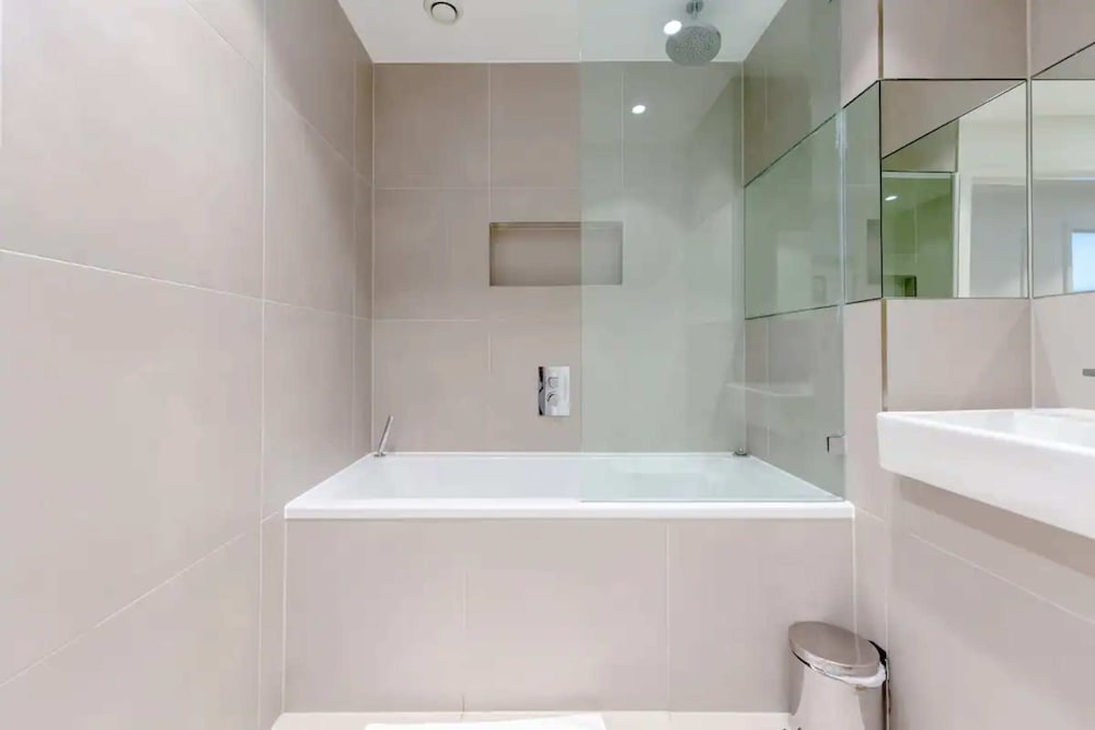 Modern 2BD Flat With a Balcony - Wandsworth