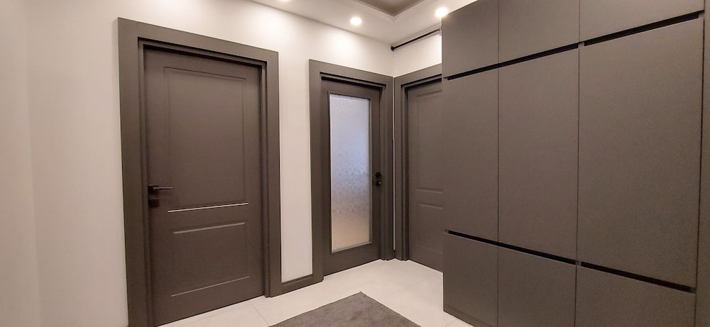 Professionally Maintained Spacious New Suites 2-2