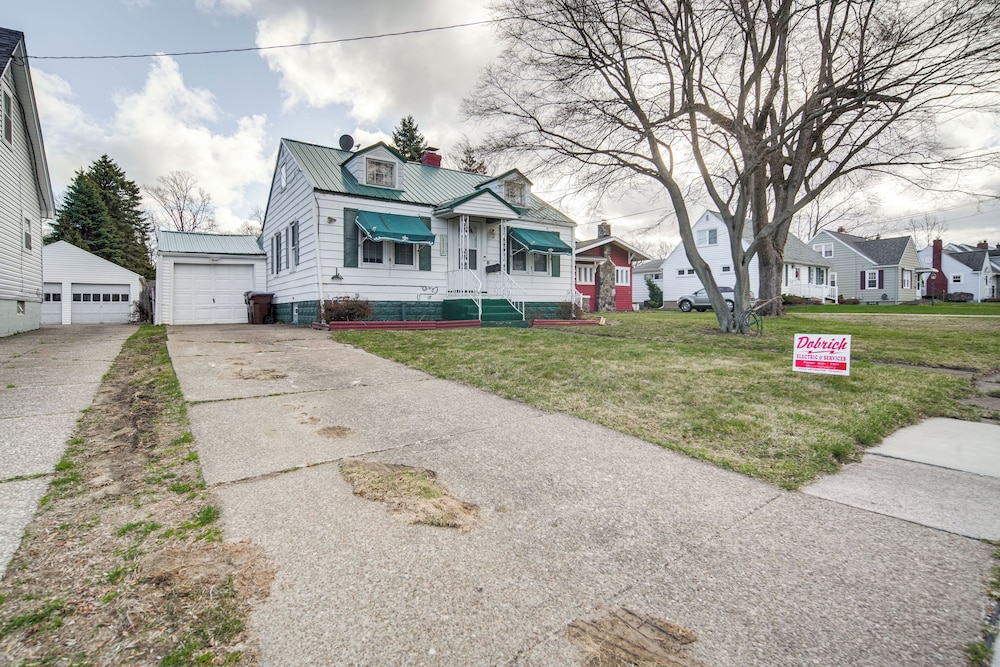 Walk to Lake Erie & Beach Access: Home w/ Deck!