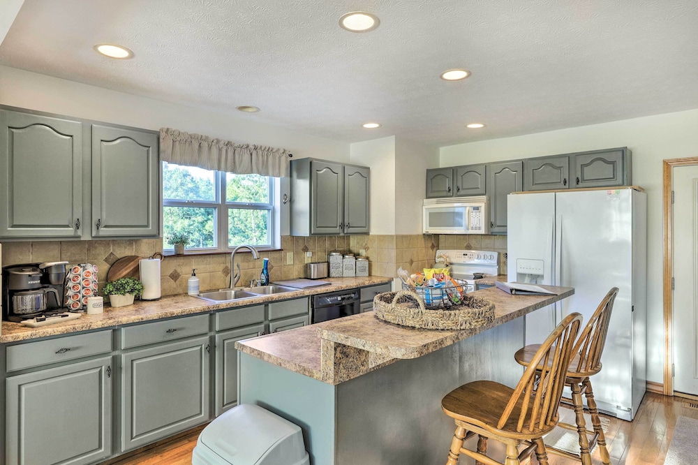 Williamstown Gem w/ Private Pool & Hot Tub! view 5