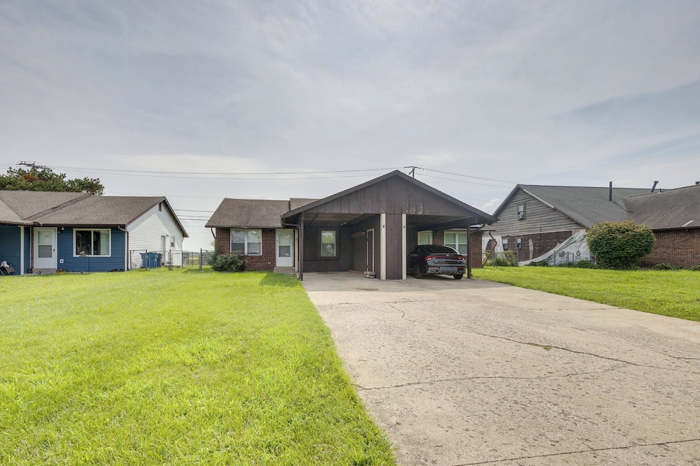 12 Mi to St Louis: Pet-friendly Metro East Home