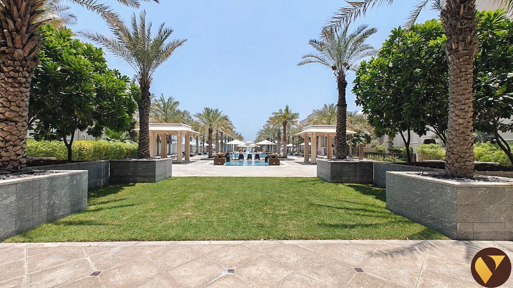 Grandeur Private Beach Walk to Mall