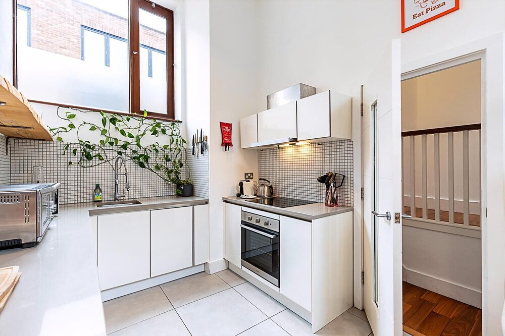 Modern & Airy 2-bed Gem in Trendy Stoke Newington