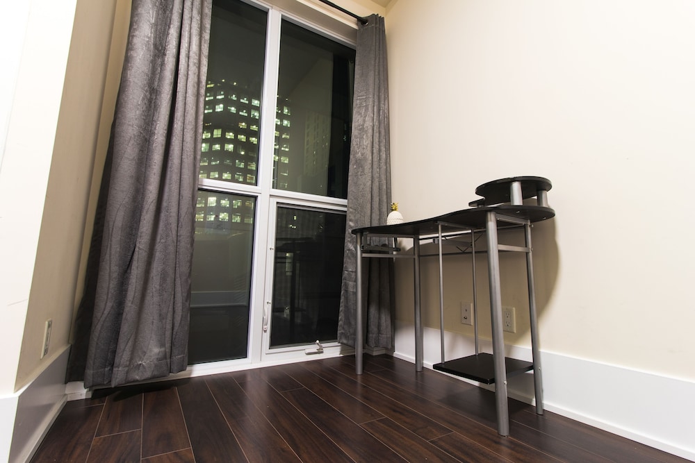 Luxury One Bedroom by Rogers Centre-1