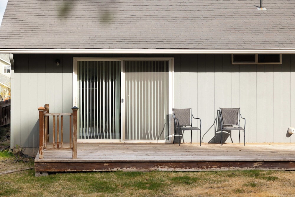 Rock Bluff Retreat - Home for 6!