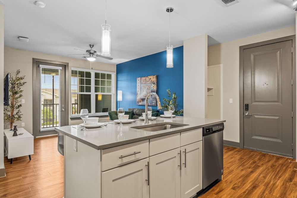 Monarch Apartments 15m to Parks, Pet Friendly, Free Parking by Heavenly Homes