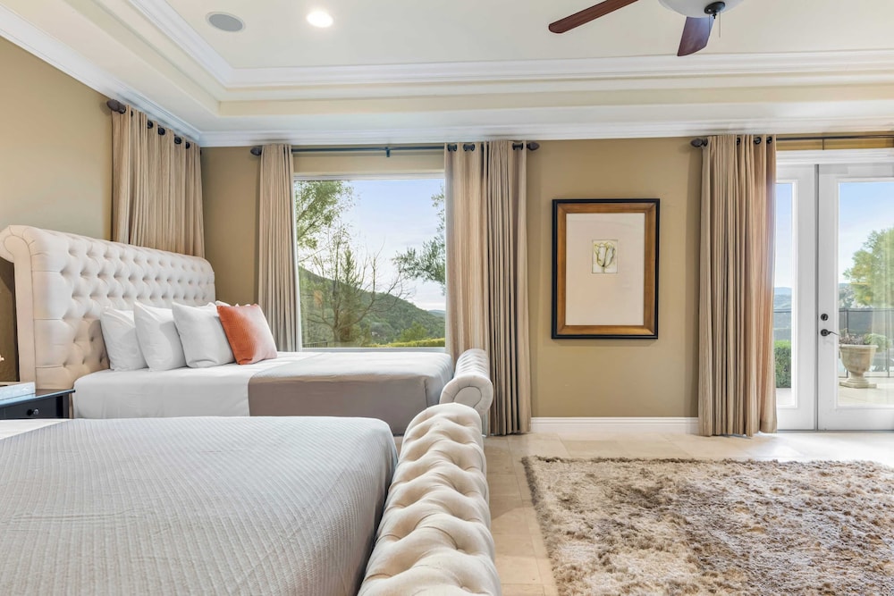 Hilltop Estate w/ Pool, Hot Tub, Fire Pit, Views Cleveland Vista by Avantstay