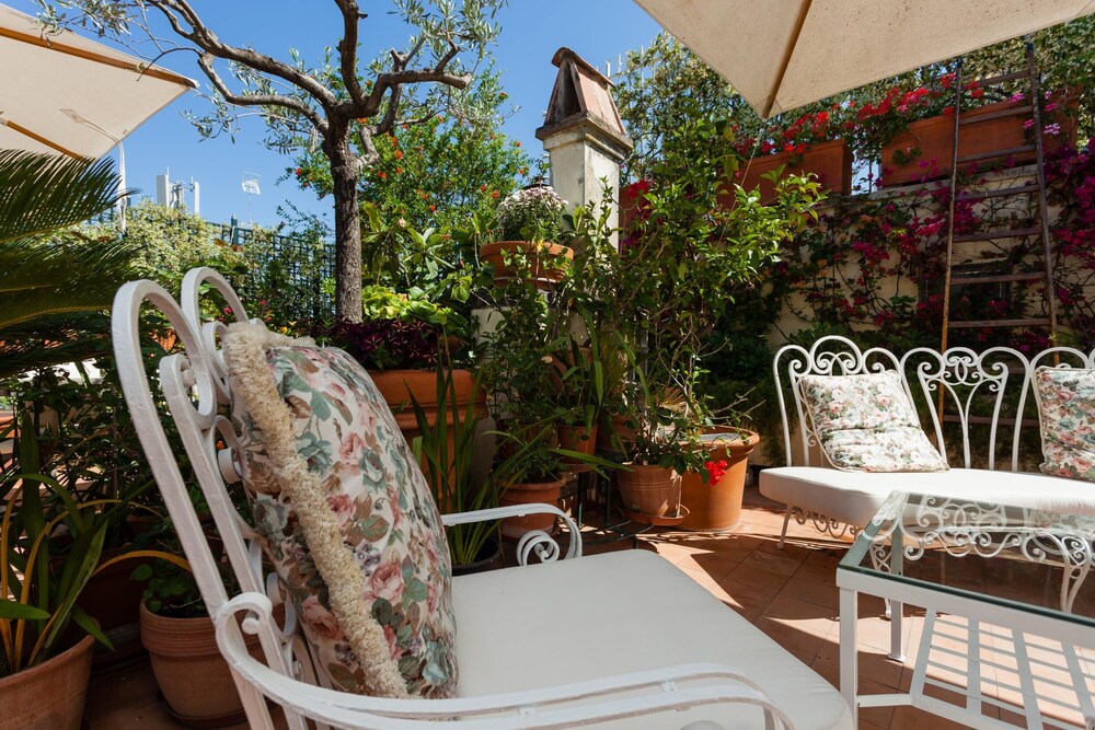Palazzo Palermo Near the Roman Forum the Perfect Family Oasis in Rome