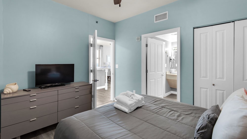 Beachfront Corner Unit w/ Wrap-around Balcony, Close to Attractions!
