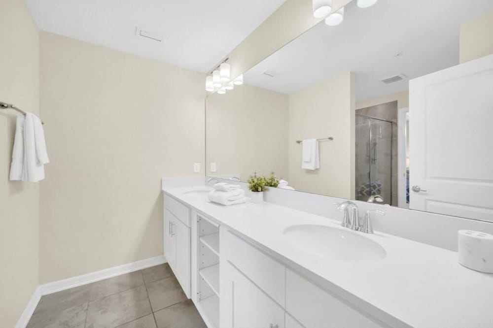 3131 PD - Luxury 3-bed Condo in Storey Lake Resort
