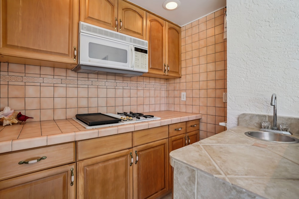 Relaxed Tropical Retreat 5 Miles To Beach 3 Bedroom Home