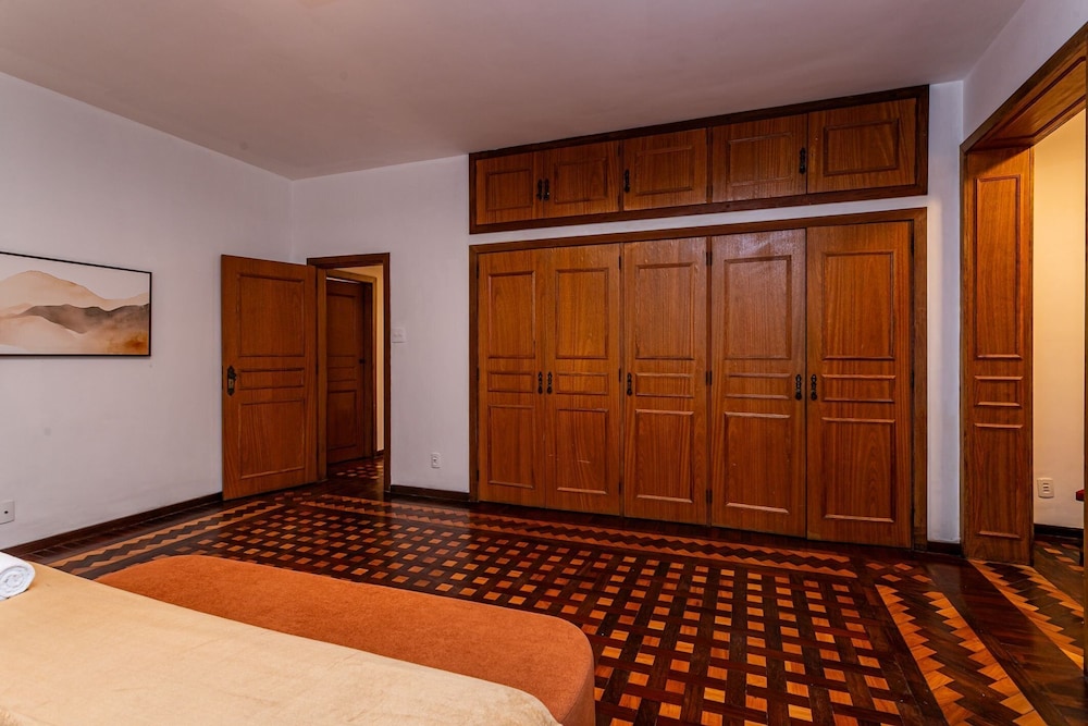 4bdrs, Balcony w/ Sea View, and Garagea 3730/201