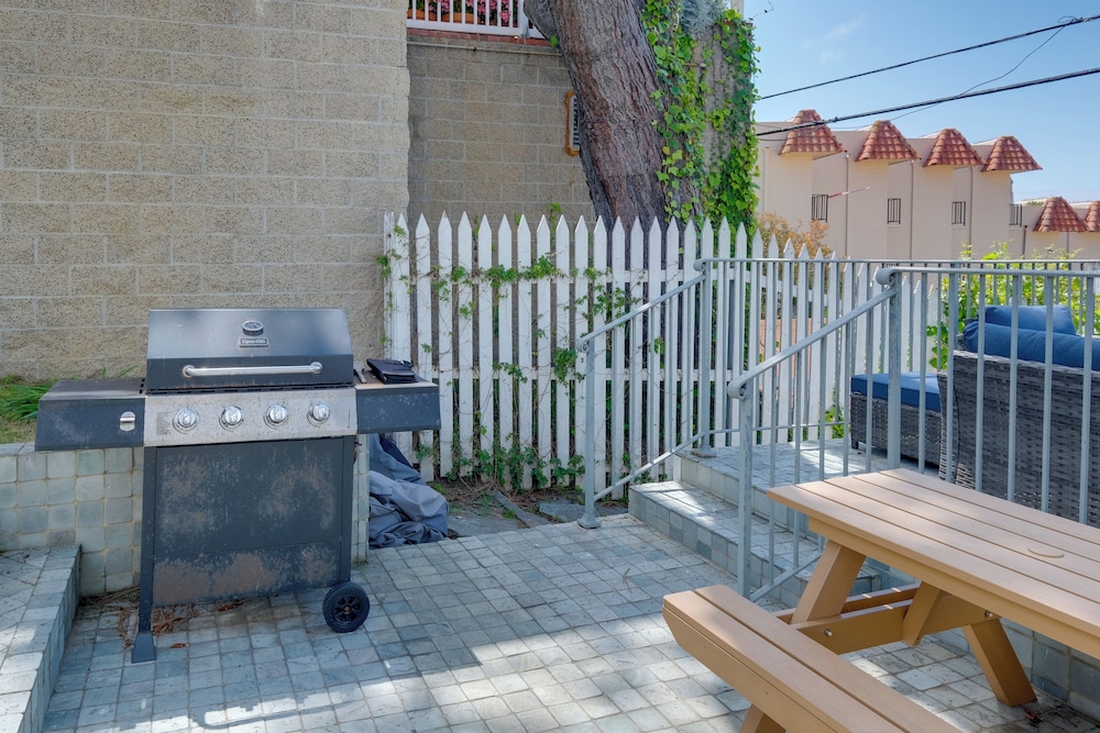 Walk to La Jolla Cove: Dtwn Cottage w/ Ocean View!
