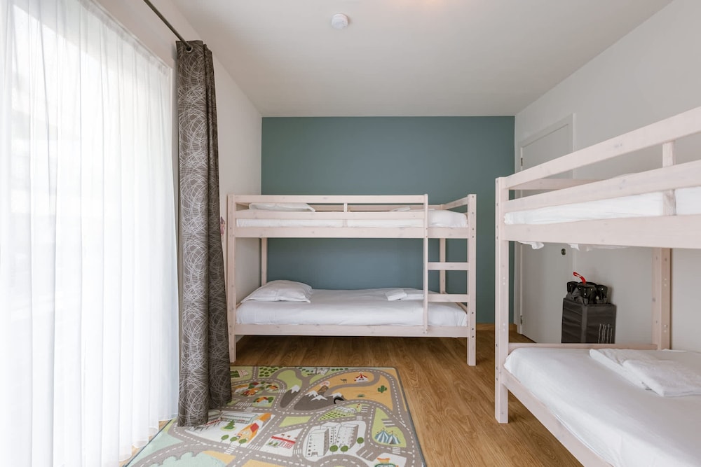 Huswell - Family Apartment With Balcony Near Coast