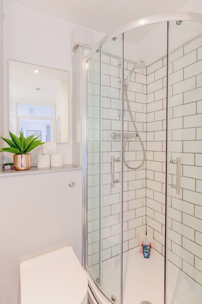 Bright 2 Bedroom Flat in Lambeth With Balcony